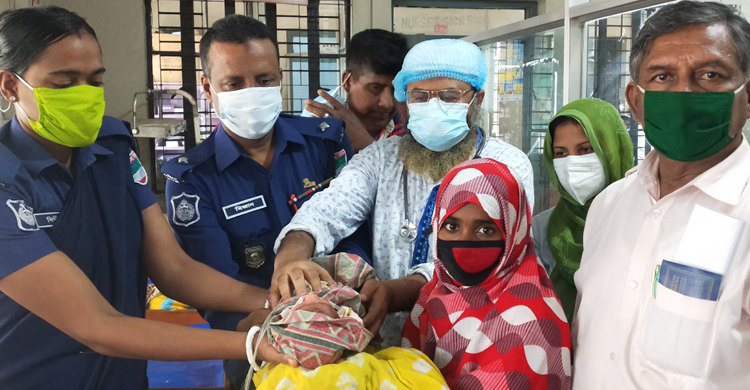 জঙ্গলে পাওয়া নবজাতকের দায়িত্ব নিলো নিঃসন্তান দম্পতি