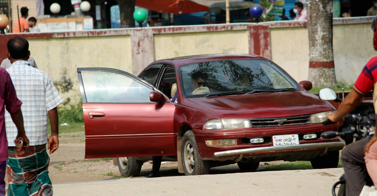 বৈধ কাগজ ছাড়া গাড়ি চালানোর অভিযোগ ট্রাফিক ইন্সপেক্টরের বিরুদ্ধে