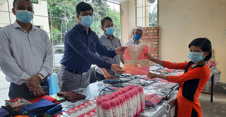 ৭০ এতিম শিশুকে ঈদের পোশাক দিলেন ঝিনাইদহের ডিসি