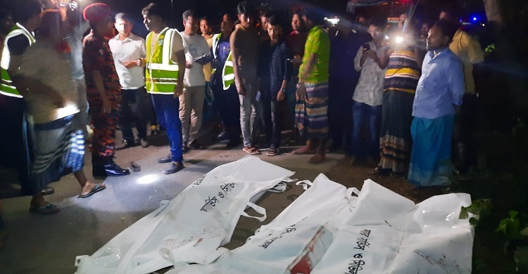 দাঁড়িয়ে থাকা ট্রাকে মোটরসাইকেলের ধাক্কা, নিহত ৩