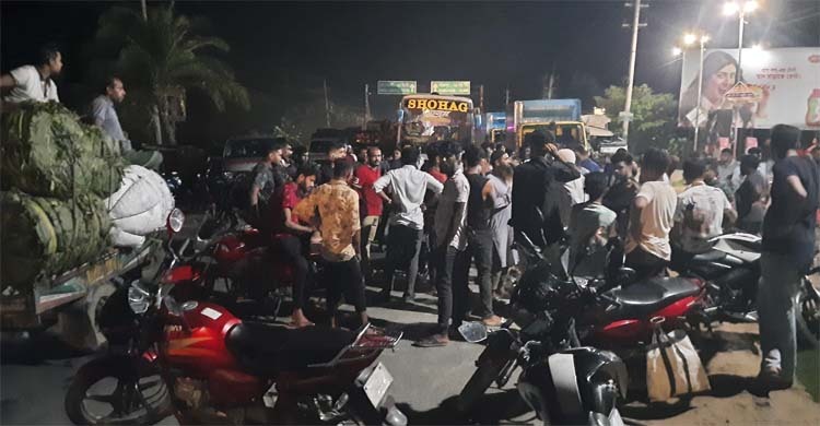 তেল না পেয়ে ঝিনাইদহে মহাসড়ক অবরোধ
