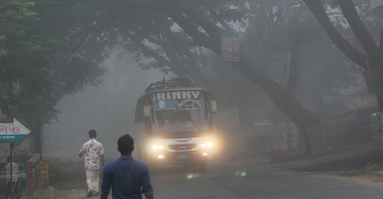ঘন কুয়াশা আর তীব্র শীতে বিপর্যস্ত জনজীবন