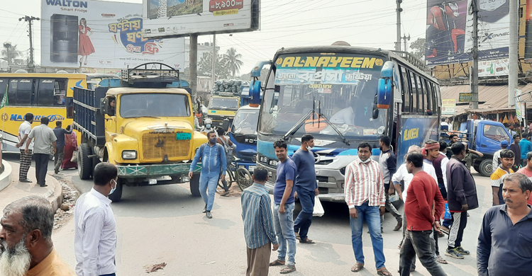 মাইক্রোবাস স্ট্যান্ড তুলে দেয়ায় শ্রমিকদের দু’ঘণ্টা সড়ক অবরোধ
