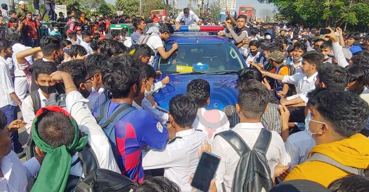 লাইসেন্সের মেয়াদ না থাকায় পুলিশ সদস্যকে ৫ হাজার টাকা জরিমানা