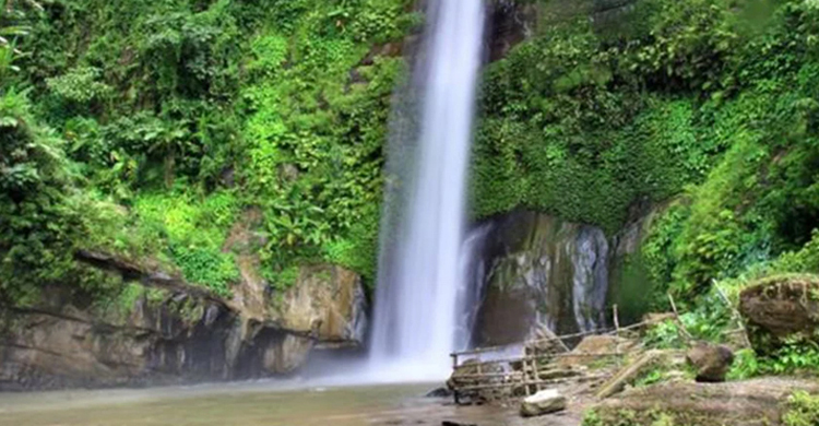 ঝরনায় গোসলে গিয়ে টাকা-মোবাইল খোয়ালেন ৬ যুবক