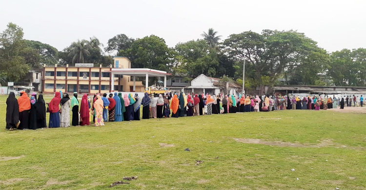 ঘণ্টার পর ঘণ্টা দাঁড়িয়েও নেত্রকোনায় মিলছে না টিসিবির পণ্য