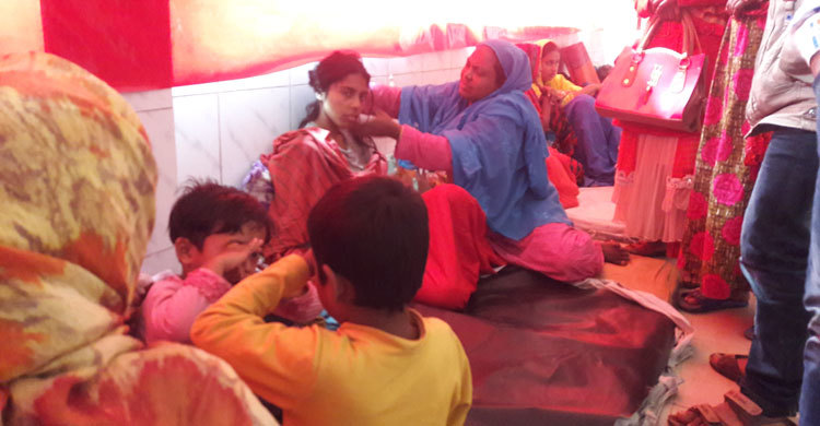 রোগীকে ধাক্কা দিলেন নার্স, লাথি দিলেন আয়া