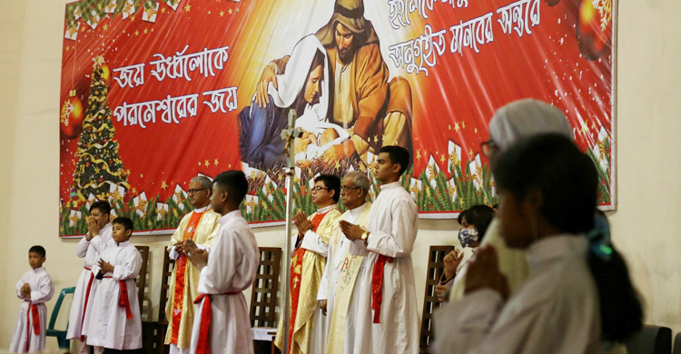 সমবেত প্রার্থনায় রাজধানীতে শুভ বড়দিন উদযাপন