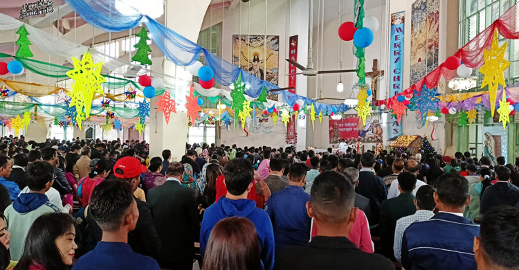 সমবেত প্রার্থনায় রাজধানীতে শুভ বড়দিন উদযাপন