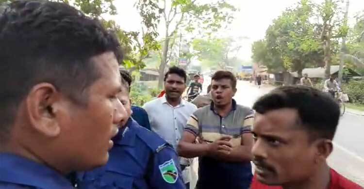 ঝিনাইদহে ইজিবাইকচালক ও হাইওয়ে পুলিশের ধাওয়া-পাল্টা ধাওয়া