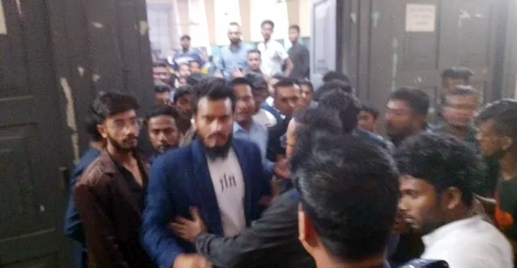 যশোরে ছাত্রলীগের বর্ধিত সভায় দুপক্ষের হাতাহাতি