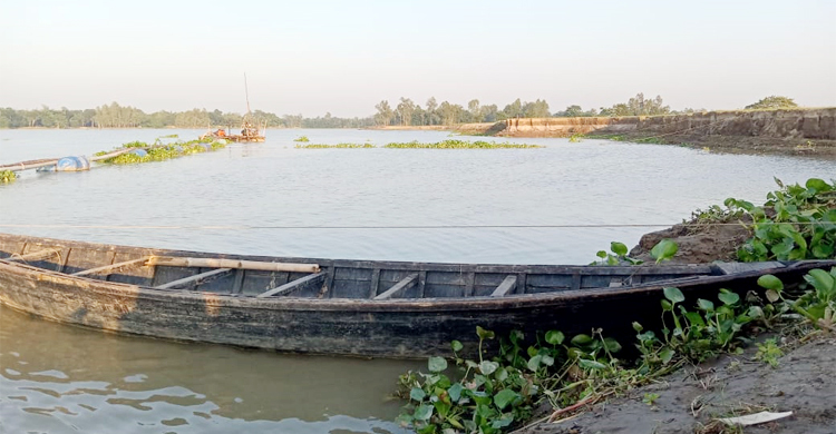 ঝিনাই নদীতে অবৈধ বালু উত্তোলনে বিলীন হচ্ছে ফসলি জমি
