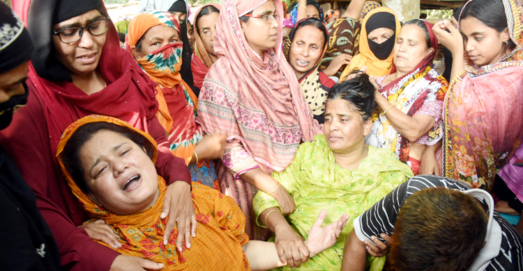 এক বাড়িতে তিন মরদেহ, এলাকায় শোকের মাতম