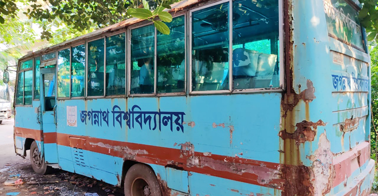 জবিতে গাছ তলায় নষ্ট হচ্ছে কোটি টাকার বাস