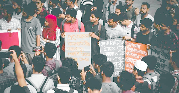 ১০ দফা দাবিতে উত্তাল জগন্নাথ বিশ্ববিদ্যালয়