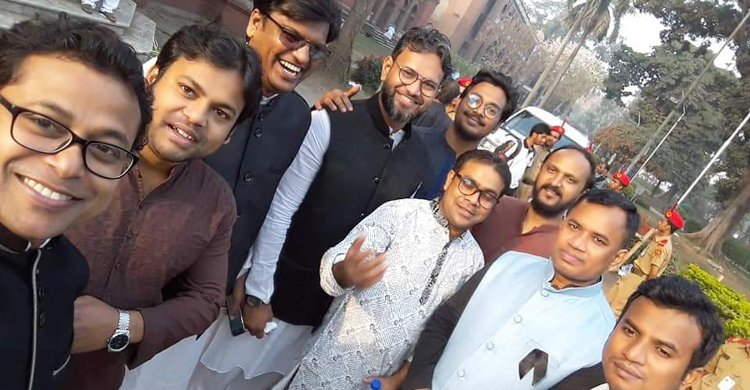 শহীদ দিবসে হাসির সেলফিতে ভাইরাল জবি শিক্ষকরা