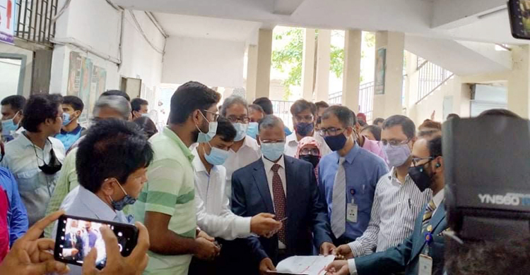 জগন্নাথ বিশ্ববিদ্যালয়ে টিকাকেন্দ্র উদ্বোধন