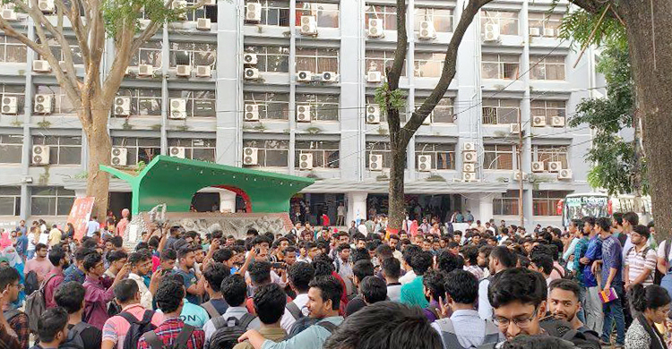 ১০ দফা দাবিতে উত্তাল জগন্নাথ বিশ্ববিদ্যালয়