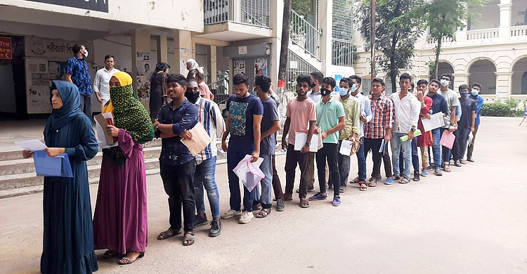 ভুল করে অন্য কেন্দ্রের ৮০ পরীক্ষার্থী জবিতে, পেলেন পরীক্ষার সুযোগ