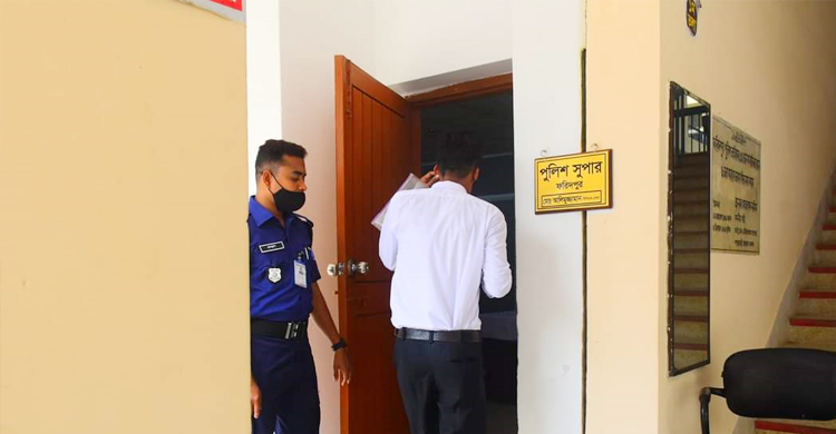 ১২০ টাকায় পুলিশে চাকরি