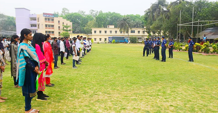 ১২০ টাকায় পুলিশে চাকরি