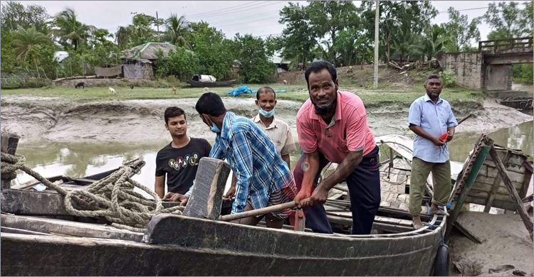 নিষেধাজ্ঞার মধ্যেও সুন্দরবনে মাছ শিকার, ট্রলার-নৌকা জব্দ
