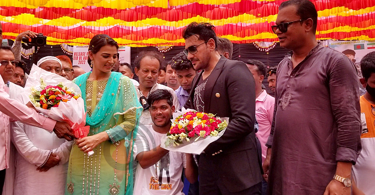 প্রতিবন্ধী ভক্তের চিকিৎসার দায়িত্ব নিলেন অনন্ত জলিল