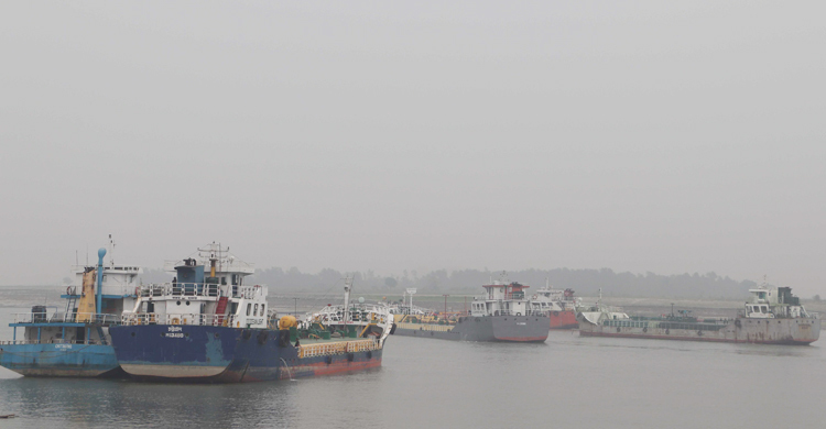 যমুনায় নাব্যতা সংকট প্রকট, মাঝপথে আটকা ২০ পণ্যবাহী জাহাজ
