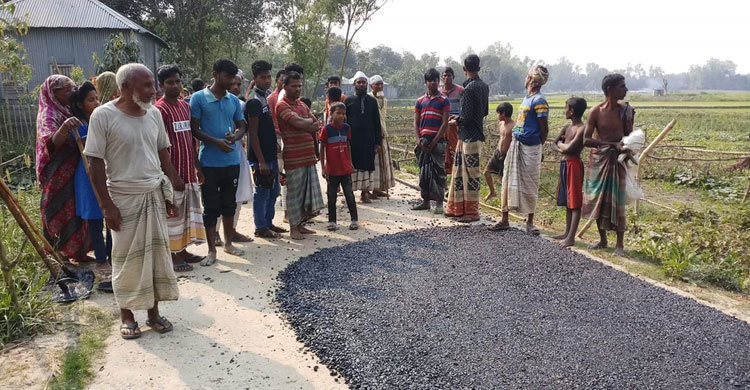 সড়কে নিম্নমানের কাজ, ছবি-ভিডিও ধারণ করায় ৫ সাংবাদিককে মারধর