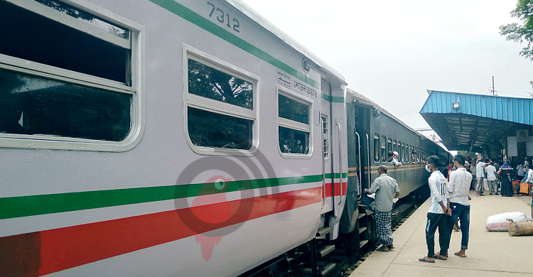 পাঁচবিবি রেলস্টেশনের বেহাল দশা, চরম দুর্ভোগে যাত্রীরা