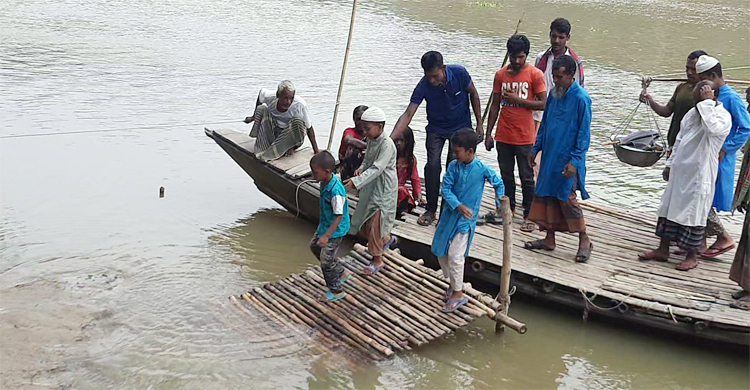 এক নৌকায় ৪০ গ্রামের মানুষের নদী পারাপার