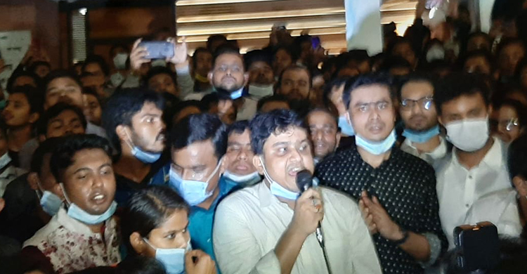 ‘পারলে সামনে আয়’ ভাস্কর্য ভাঙচুরকারীদের উদ্দেশে ছাত্রলীগ সভাপতি