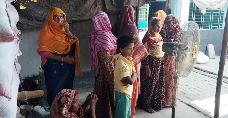 জয়পুরহাটে অটোরিকশায় ওড়না পেঁচিয়ে গৃহবধূর মৃত্যু