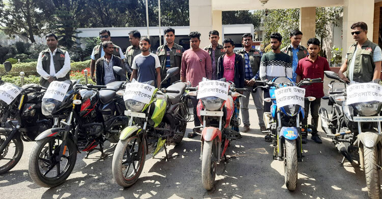 এক মিনিটেই লক খুলে মোটরসাইকেল নিয়ে পালাতেন তারা