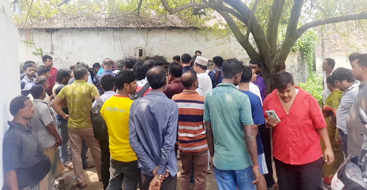 নিজের বাড়িতে বৃদ্ধাকে গলা কেটে হত্যা