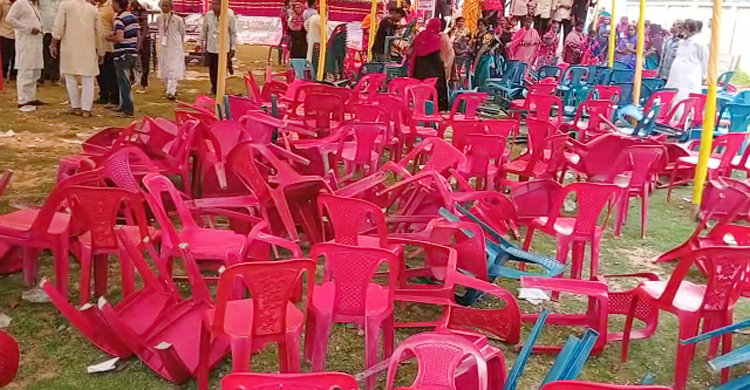 আ.লীগের সম্মেলনে কেন্দ্রীয় নেতার সামনেই কর্মীদের চেয়ার ছোড়াছুড়ি