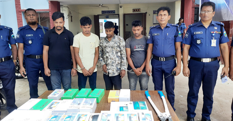 জয়পুরহাটে চুরির ২৪ স্মার্টফোন উদ্ধার, আটক ৪