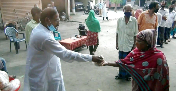 ৩৮ বছর ধরে দরিদ্রদের ইফতার দিয়ে আসছেন এমপি সামছুল আলম