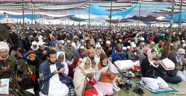 কনকনে শীত উপেক্ষা করে আখেরি মোনাজাতে মুসল্লির ঢল