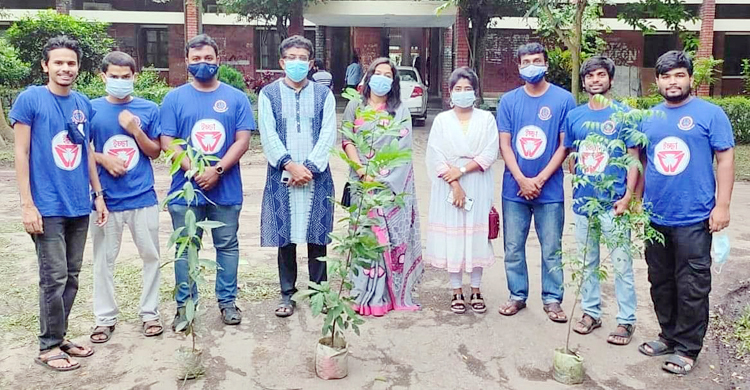 বর্ষপূর্তিতে বৃক্ষরোপণ ও পথশিশুদের খাওয়ালো ‘ইচ্ছা’