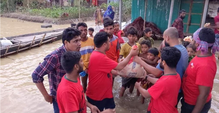 বন্যাদুর্গতদের খাদ্য সহায়তা দিলো জাবি ছাত্রলীগ