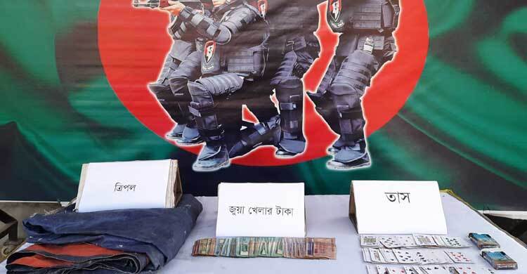 গাছের নিচে জুয়ার আসর, আটক ৮