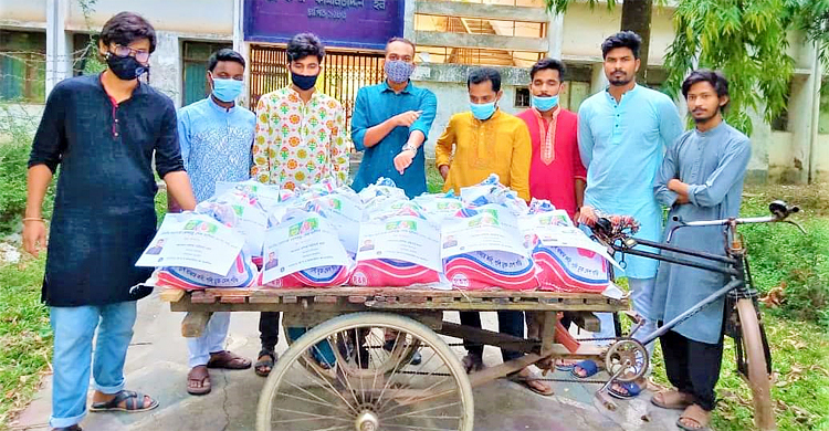 দোকানদার-হলের কর্মচারীদের মাঝে জাবি হল ছাত্রলীগের উপহার বিতরণ