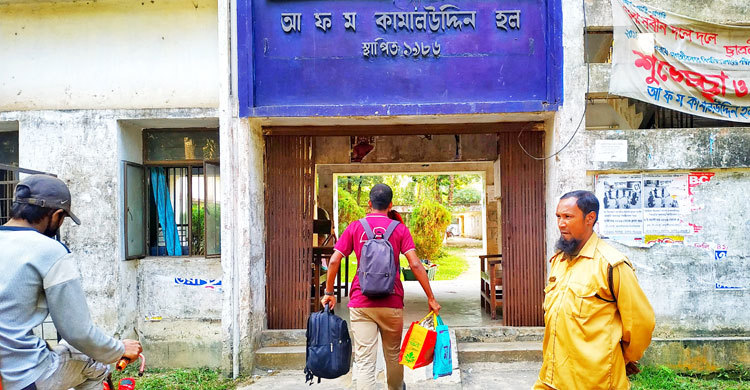 এক মাস পর হলে ফিরছে জাবি শিক্ষার্থীরা