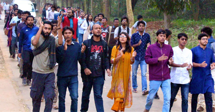 জাবিতে হল নির্মাণে আর্থিক অসঙ্গতির প্রতিবাদে বিক্ষোভ