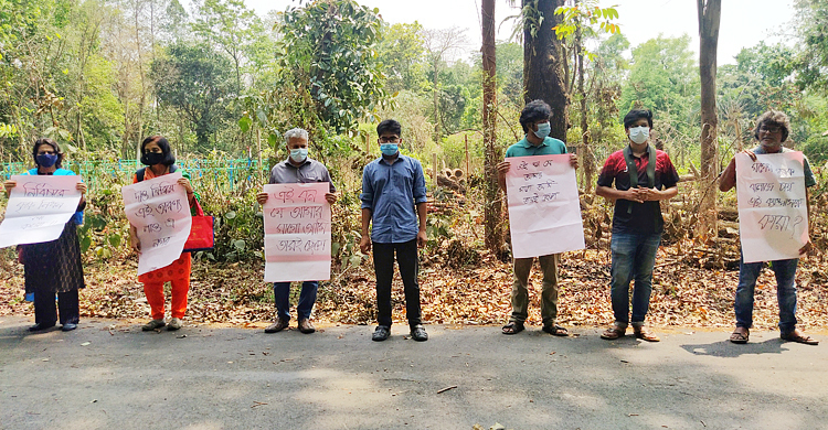 জাবিতে গাছ কাটার প্রতিবাদে মানববন্ধন