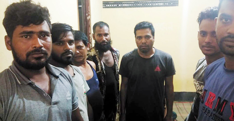 মধ্যরাতে জুয়ার আসর গুঁড়িয়ে দিল পুলিশ