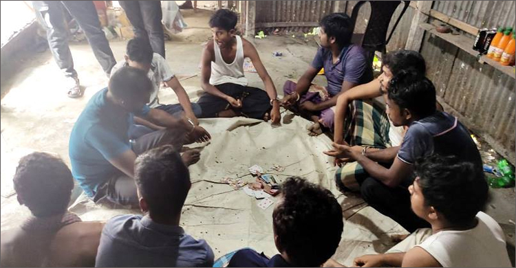 টাঙ্গাইলে নগদ টাকাসহ ৮ জুয়াড়ি গ্রেফতার