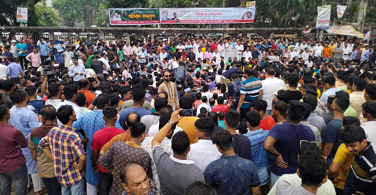 প্রেস ক্লাবের সামনে চলছে যুবদলের সমাবেশ