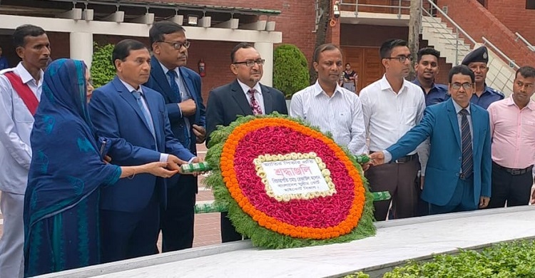 বঙ্গবন্ধুর সমাধিতে বিচারপতি রেজাউল হাসানের শ্রদ্ধা